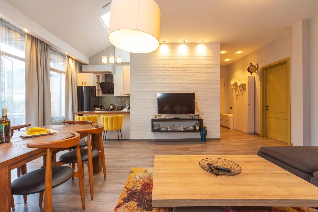 Luxury 4 Bedroom Apartment #1 In The City Center Of Tbilisi Exterior photo